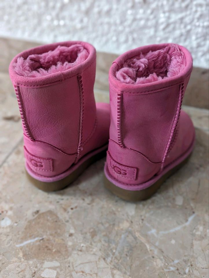 UGG Kinder Schuhe Gr. 22 in Herrenberg