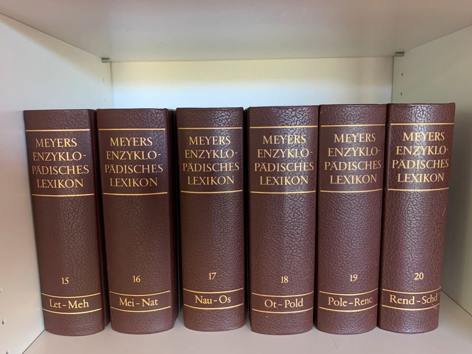 Meyers Enzyklopädie Lederrück./ Goldschnitt 25 Bände; 9. Auflage in Lahnstein