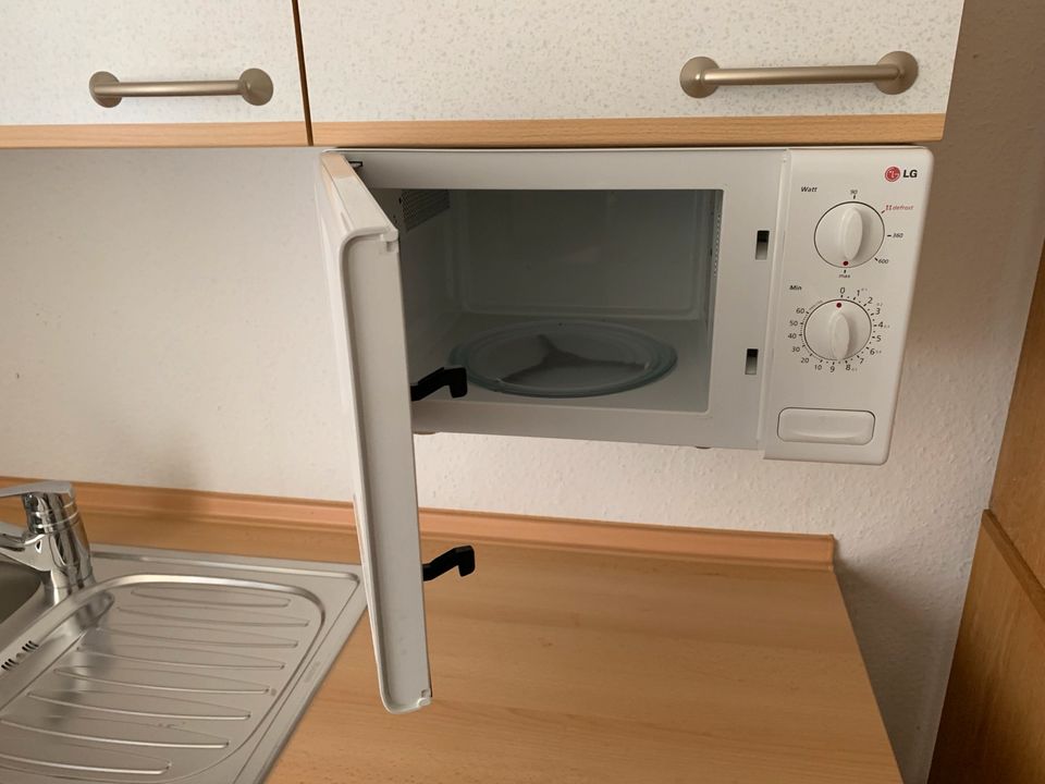Küchenzeile , Küche inkl. Kühlschrank, Mikrowelle, Geschirrspüler in Biberach an der Riß