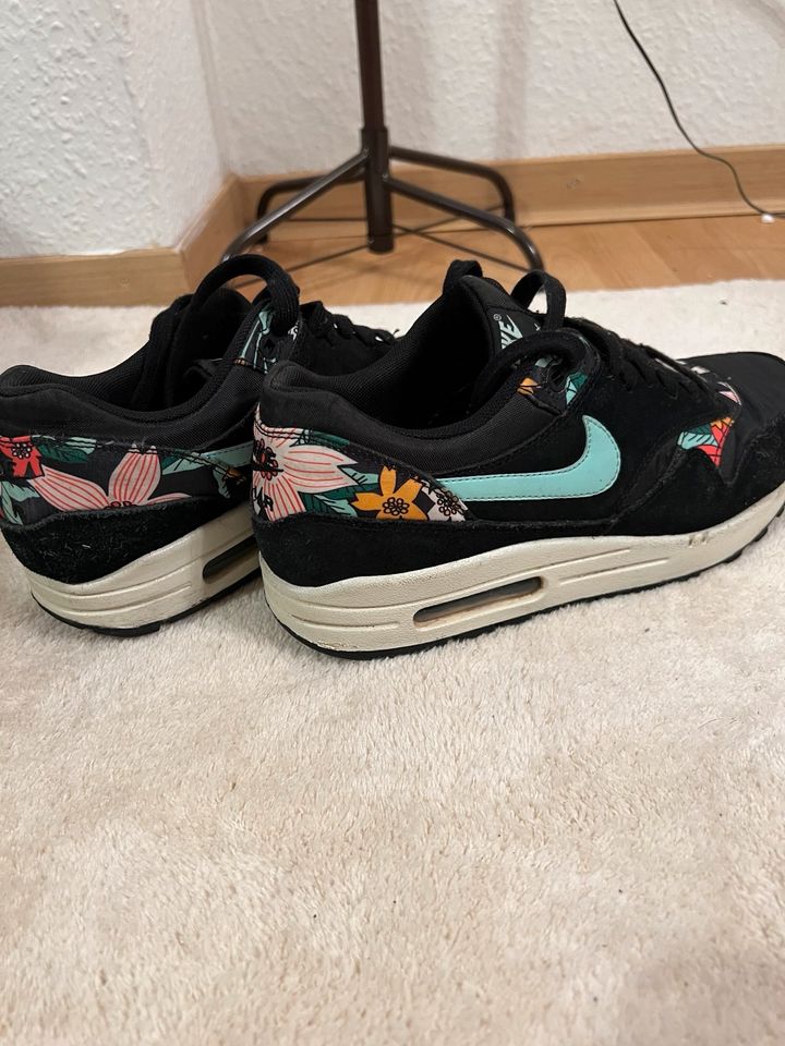 Nike Air Max 1 Floral Print Schwarz Blumen Gr. 41 in Gießen