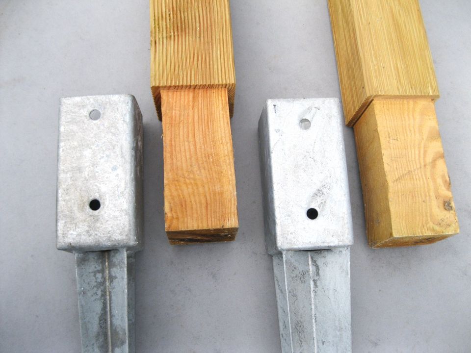 2 Einschlaghülsen mit 2 Holz Pfeiler / Pfosten / Zaun -- NEU --- in Warnau b Nettelsee