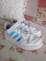 Adidas Schuhe, Sneaker mit Perlmutt Streifen, Größe 33 Baden-Württemberg - Deißlingen Vorschau