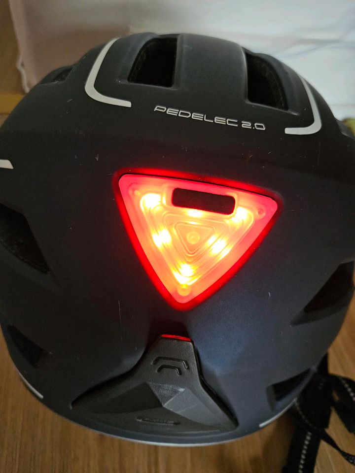 Abus Fahrradhelm 52-57cm mit Licht und Regenhaube in Ratingen