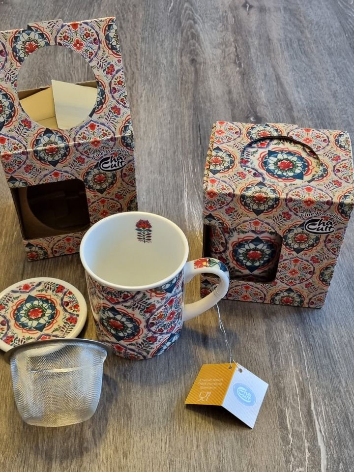 Zwei Teetasen mit Edelstahlsieb und Deckel, buntes Design in Elmshorn