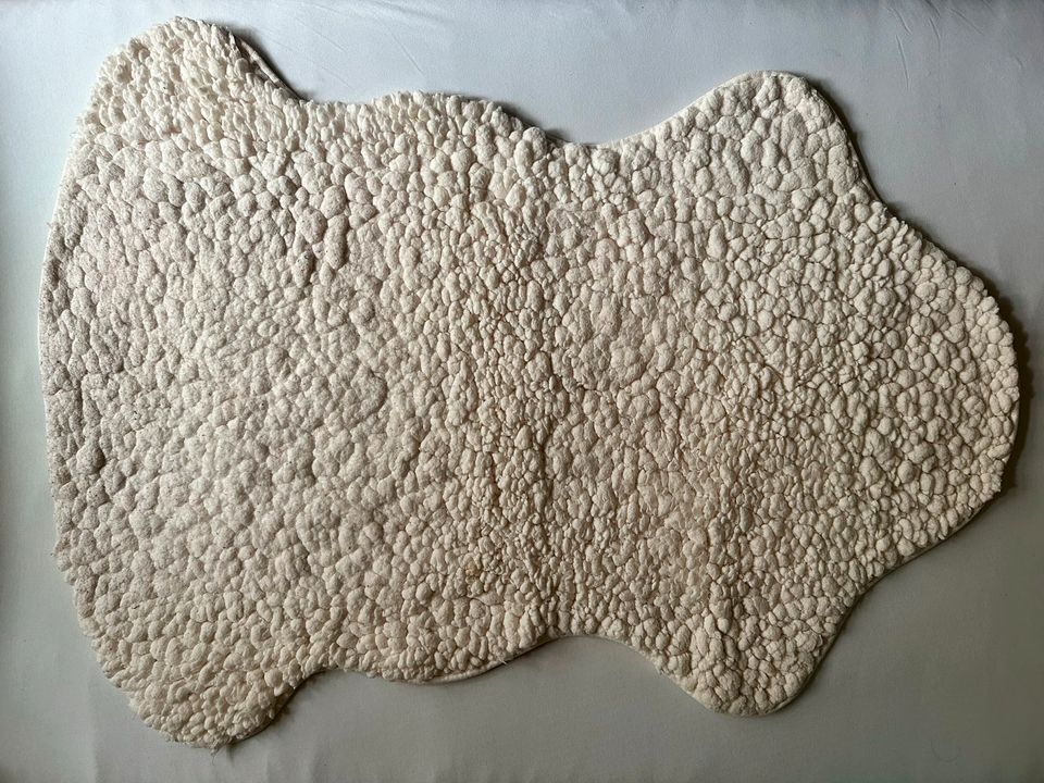 Kunst Schaffell Fellimitat Stuhl/Sessel Auflage, creme, 106x78 cm in Berlin