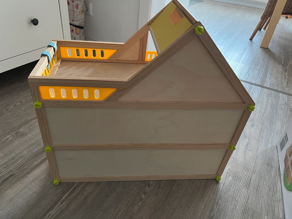 Puppenhaus aus Holz mit verschiedenen Zimmern/Möbeln in Salzgitter