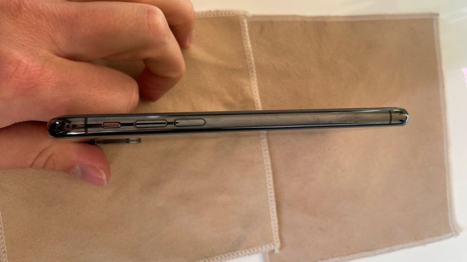 Apple iPhone XS 256GB schwarz inkl. 2 Hüllen und OVP in Reichertshofen