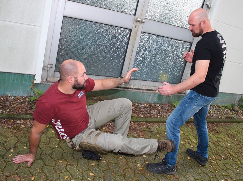 KRAV MAGA TRAINING IN HAAN & SOLINGEN - LERNE SELBSTVERTEIDIGUNG - KAMPFSPORT - KRAVMAGA - SPORT - MOTIVATION - FIT - PAZURU - TRAINING  - SELBSTSCHUTZ  - KAMPFKUNST - KICKBOXEN - FITNESSKICKBOXEN in Solingen