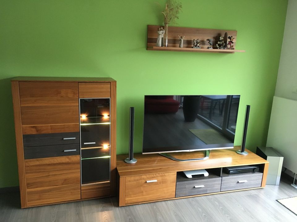 Wohnwand Nussbaum Vitrine Lowboard TV Kommode Fernseher Schrank in Krefeld