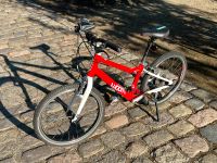 WOOM 4, rot mit Beleuchtung und Fahrradständer Brandenburg - Dallgow Vorschau
