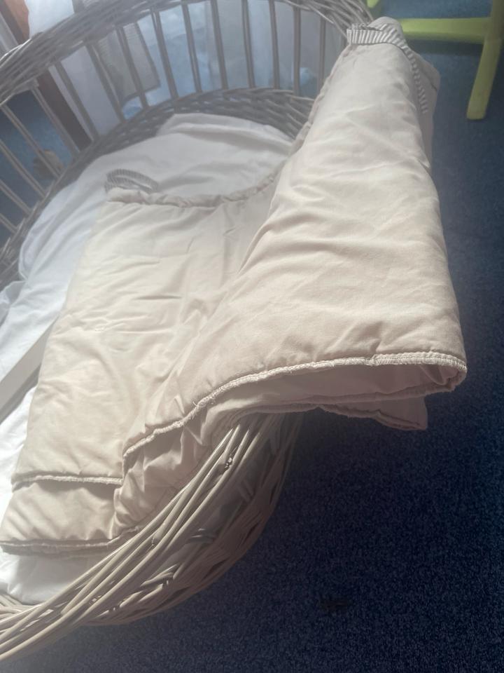 Babybett Stubenwagen Babykörbchen mit Himmel und Umrandung in Ostfildern