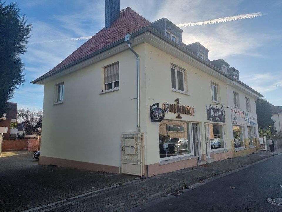 Frankfurt-Bonames: Wohn-Geschäftshaus,  Nähe U2 Bahnst., 2 Läden, 2 Whgen, 8 Garagen, Carport in Frankfurt am Main