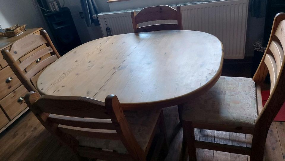 Kiefer Tisch + 6 Stühle in Jesberg