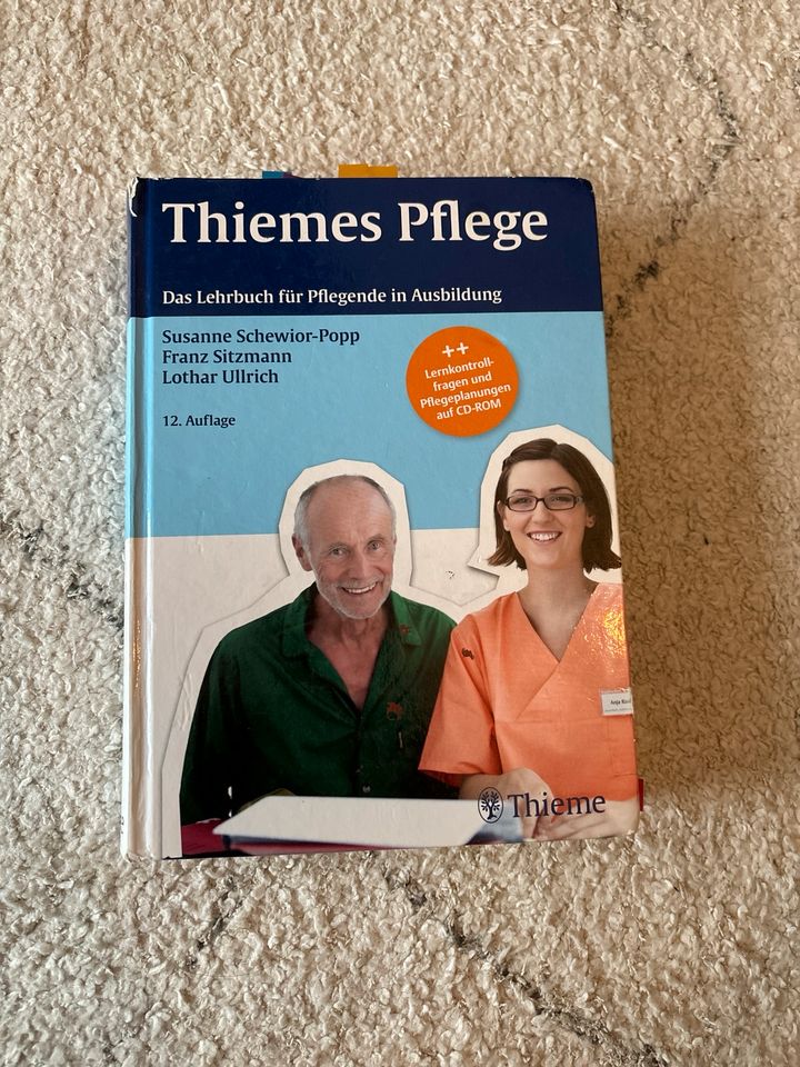 Thiemes Pflege - Das Lehrbuch für Pflegende in Ausbildung in Hamburg