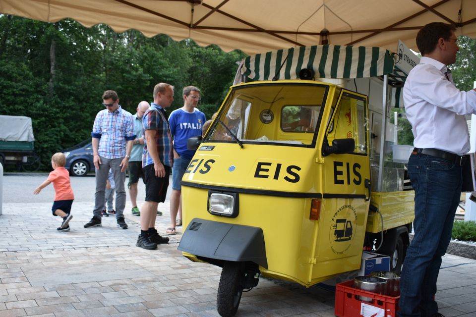 Eiswagen I mobile Gelateria I EIS-APE mieten I Hochzeit in Albaching