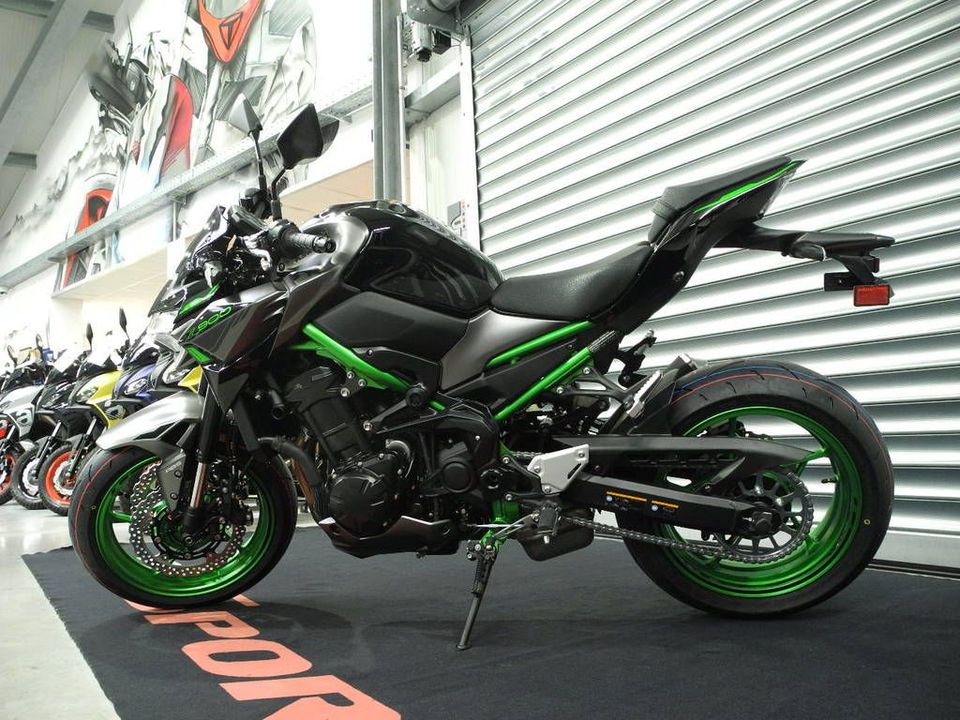 Kawasaki Z900 70kW 2024 *ALLE FARBEN* in Langenzenn