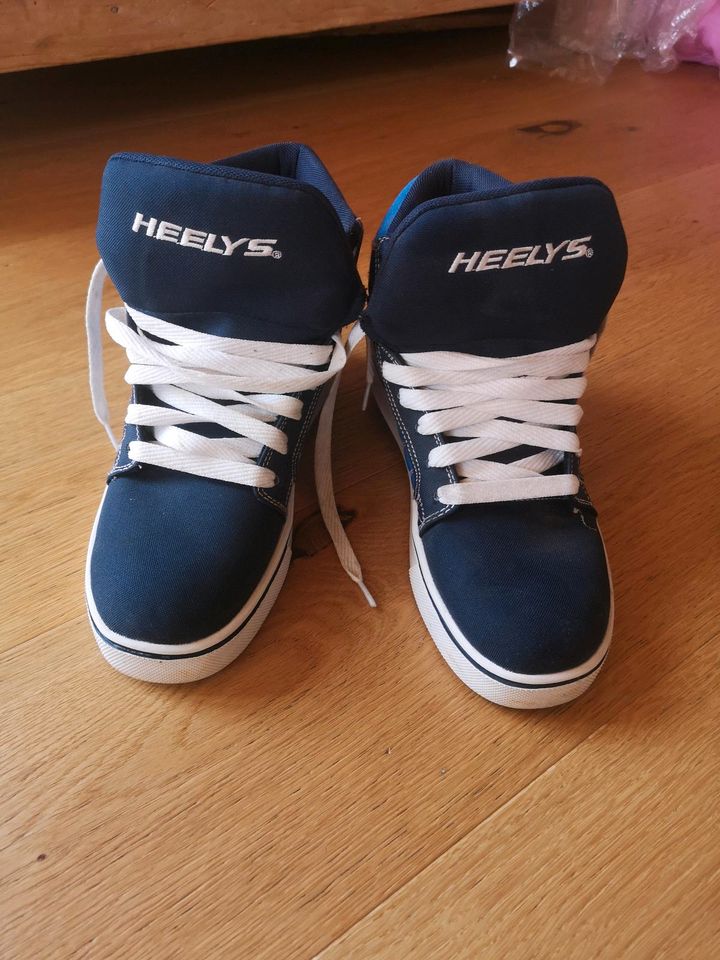 Schuhe, Heelys , Rollschuhe, Schuhe, Sneaker in Kirchanschöring