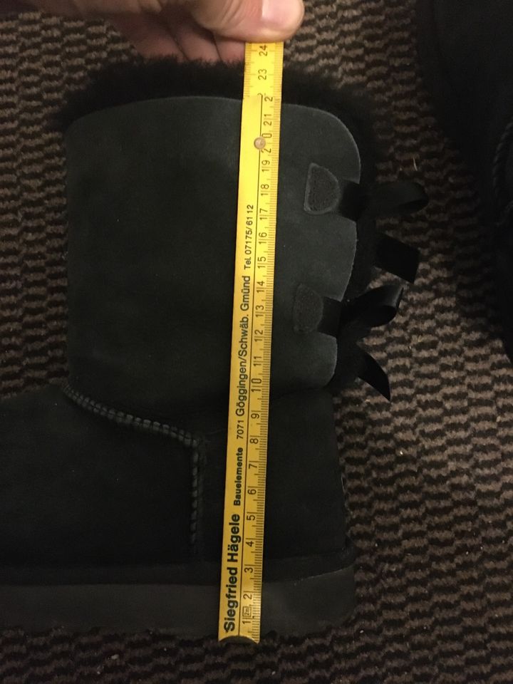 UGG Australia schwarze Echt-Lammfell-Stiefeletten Gr. 38 in München