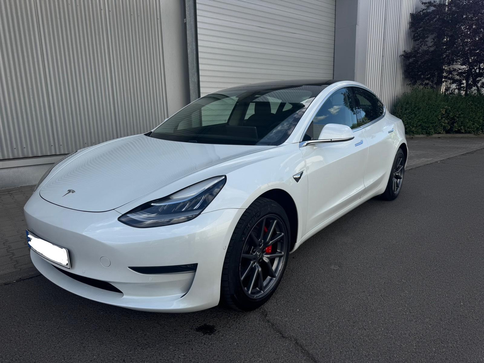 Abbildung des Autos Tesla Model 3 Long Range…