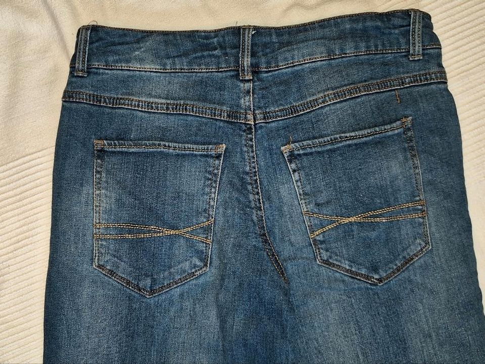 Gr. 152: blaue, größenverstellbare, gefütterte Jeans von alive in Feldkirchen-Westerham