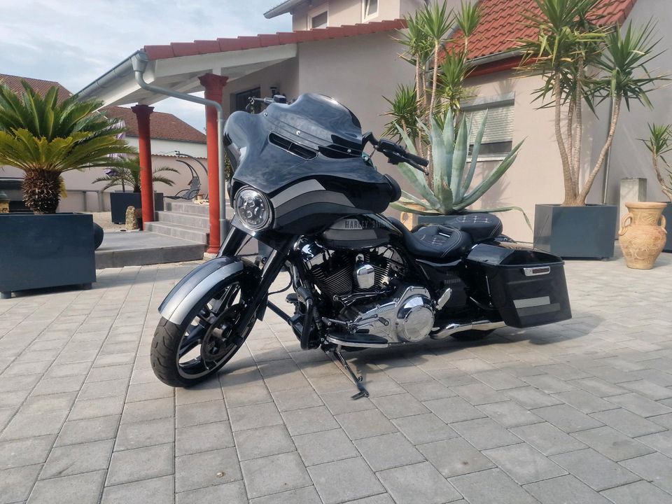 Harley Davidson Street Glide in Waldenburg