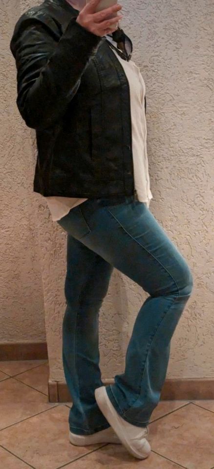 Only Bootcut Jeans Blau M Flared Jeans angesagter Style in Michelau i. OFr.