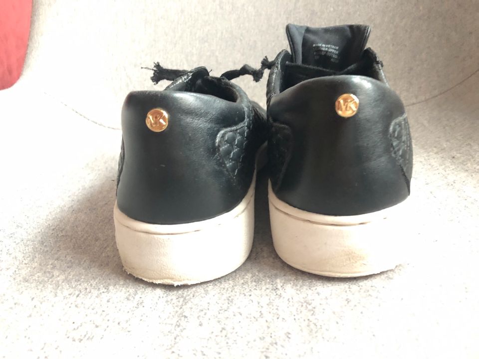 Schuhe Damen Michael Kors Leder Sneaker Schnürschuhe schwarz in München-Flughafen