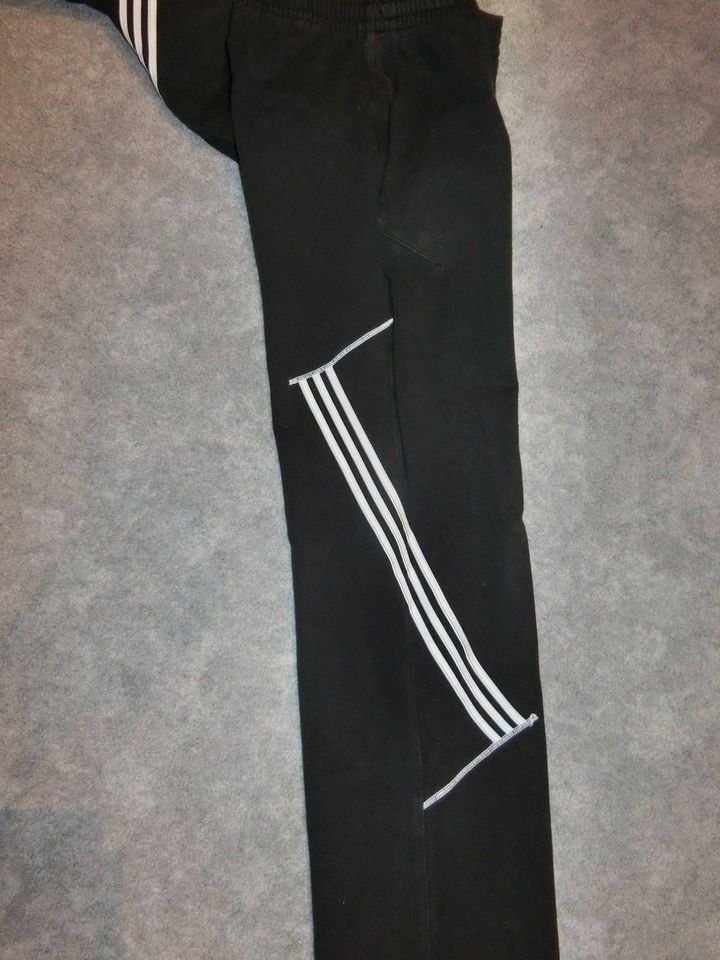 ADIDAS Mädchen Sporthose Turnhose Stoff Hose 152 schwarz weiß in Dettingen an der Iller