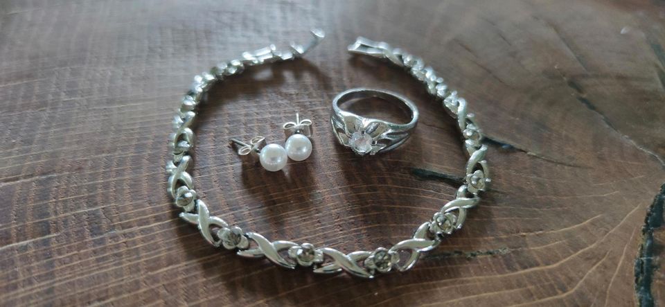 Hübsches Schmuckset Ring Ohrringe Armband in Winterlingen