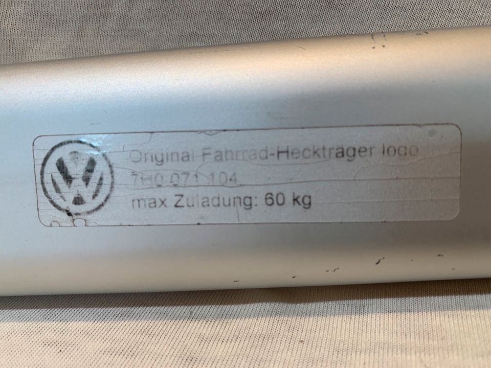 Original VW Fahrrad-Heckträger Logo 7H0 071 104 in Radbruch
