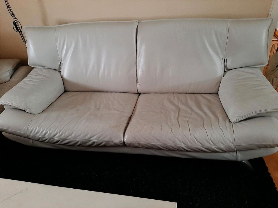 Ledersofas, 2x 3-Sitzer, hellgrau in Niersbach