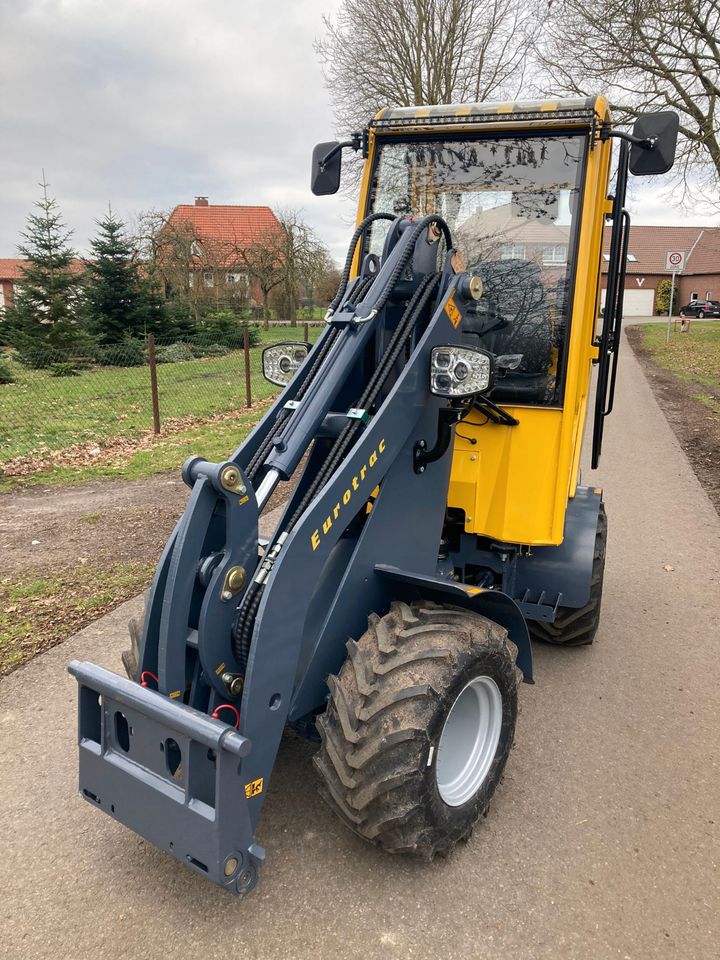 ✔️ Kabinenradlader EUROTRAC W11 ✔️ 1000 kg Tragfähigkeit - 850 kg Kippkapazität - 285 cm Hubhöhe Für Bauern Tierzucht Gärtner Landschaftsbauer Hofbetriebe Vollverglasung Anbaugeräte Straßenzulassung in Heemsen