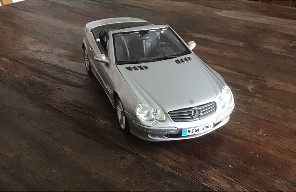 Model Mercedes-Benz SL500 Baujahr 2001, 1:18 in Essen