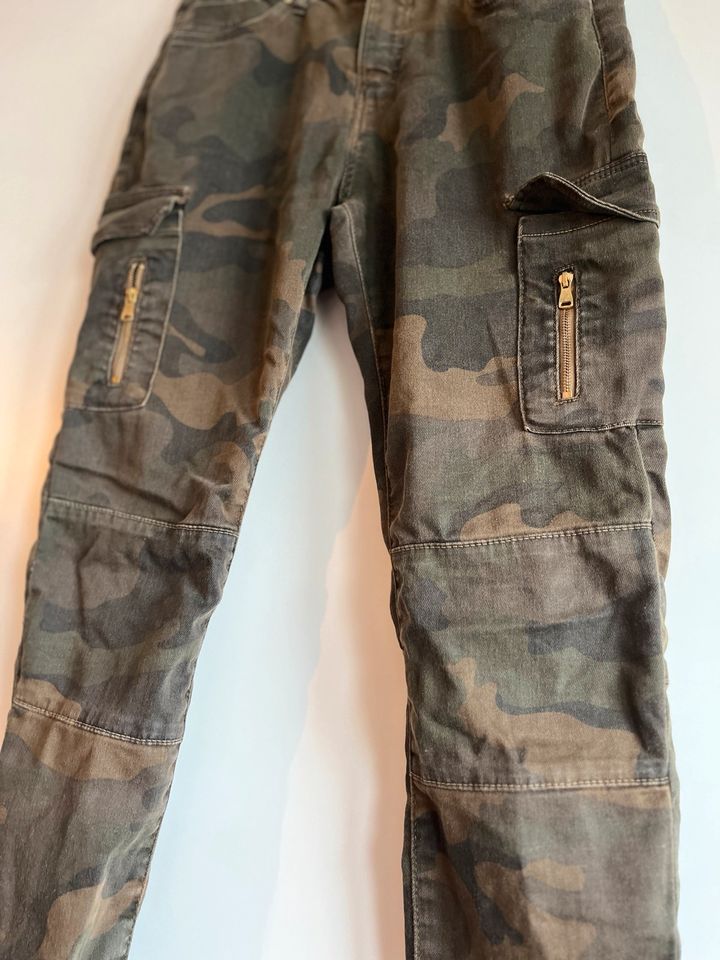 **BERSHKA** Cargohose Skinny Gr. 36 camouflage in Klütz