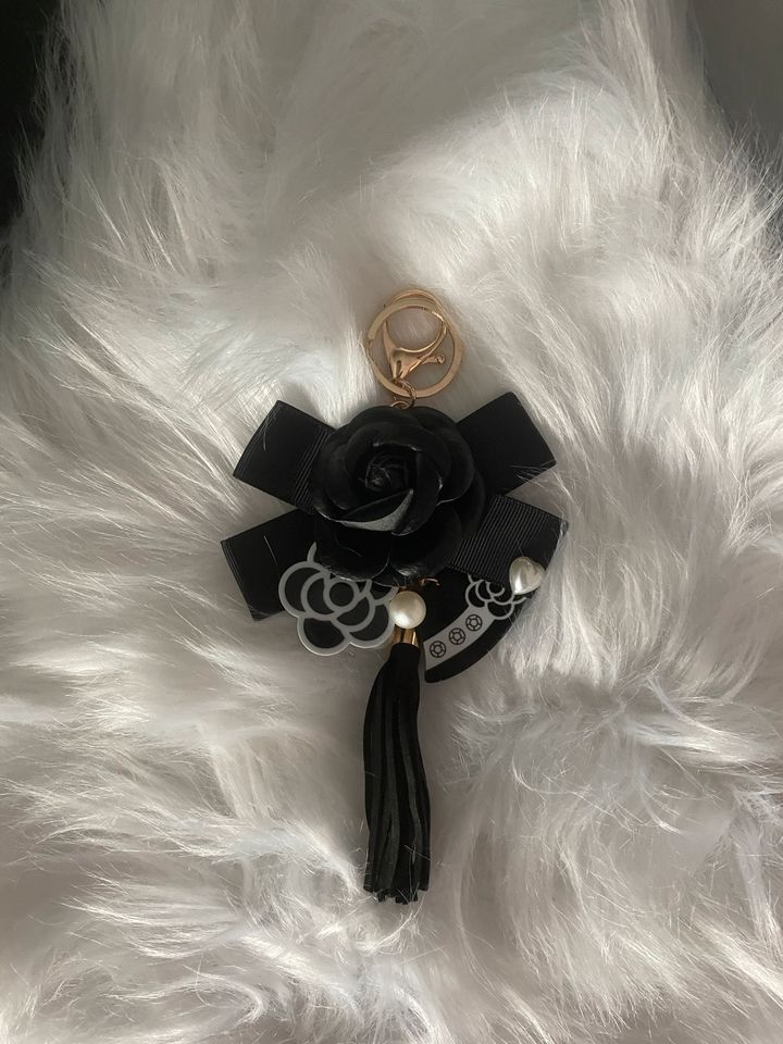 ⭐️ Taschenanhänger Schlüsselanhänger Geschenk Blume Chanel Perle in Duisburg