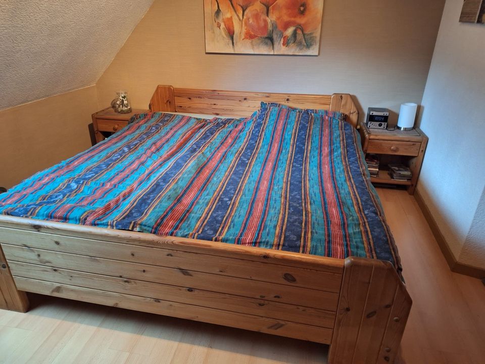 Komplettes Schlafzimmer (Bett, Nachttische, Kleiderschrank) in Bottrop