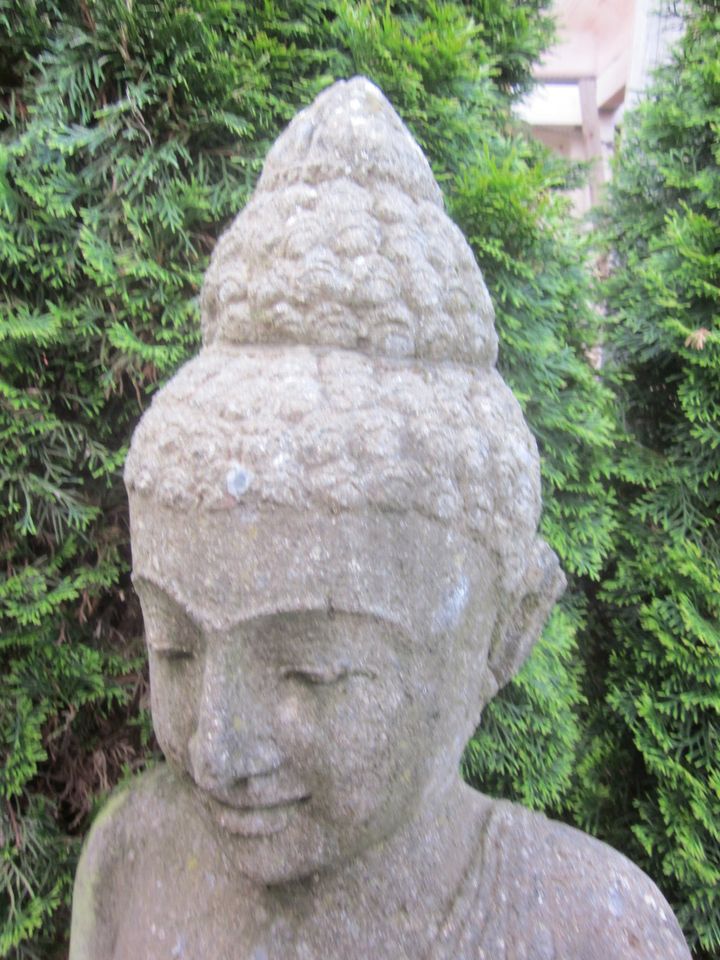 Buddha Figur stehend - Lavastein - frostbeständig - 175x40x30 cm in Merzig