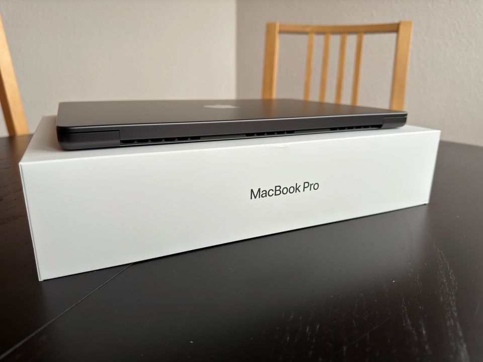 Apple MacBook Pro 2023 14 M3 Pro 18GB 512GB DE 3 Jahre AppleCare+ in Krefeld