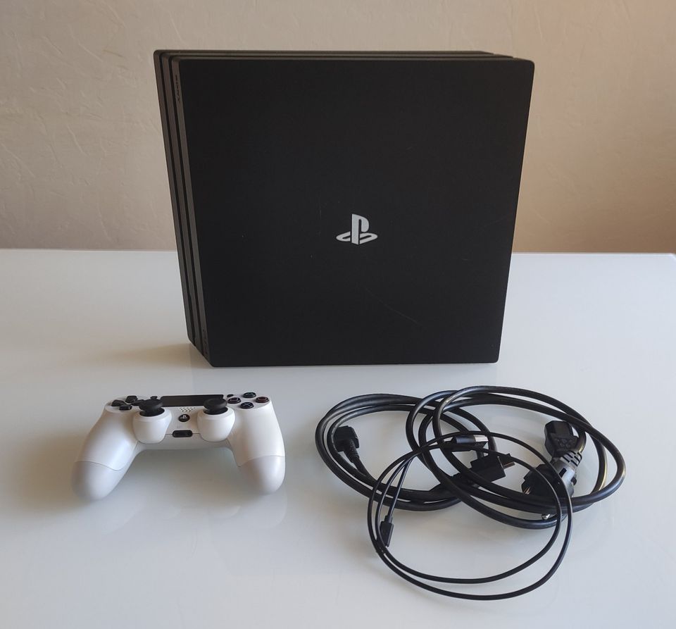 Sony PlayStation 4 Pro 1TB Spielekonsole Schwarz + Controller in Pforzheim