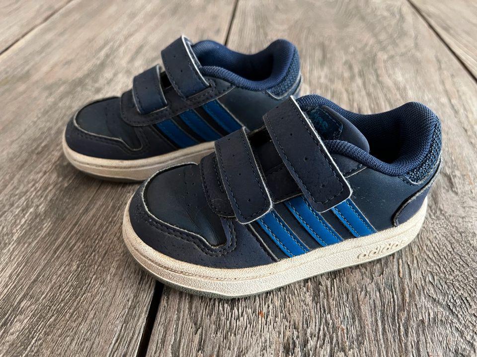 Adidas Sneaker Schuhe Kinder Gr. 22 blau Sportschuhe in Mittenwalde