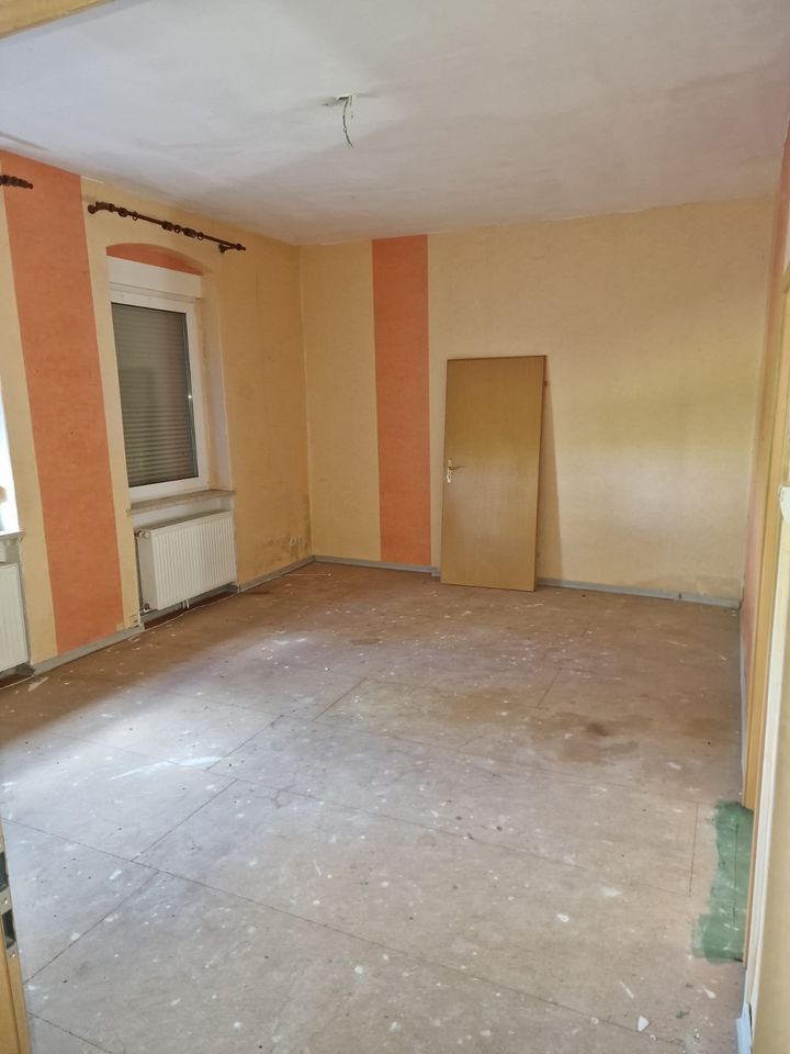 Sanierungsbedürftige Wohnung im Mehrfamilienhaus (EG links/rechts) in Bernburg (Saale)
