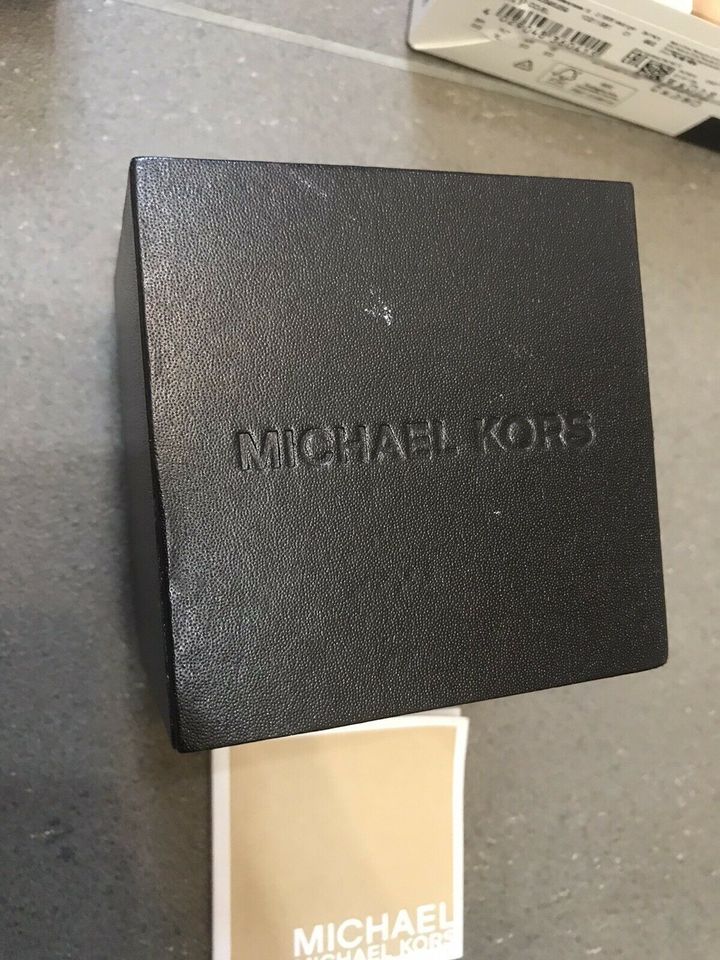 Leere Box von Michael Kors und Tommy Hilfiger Uhr in Schlierbach