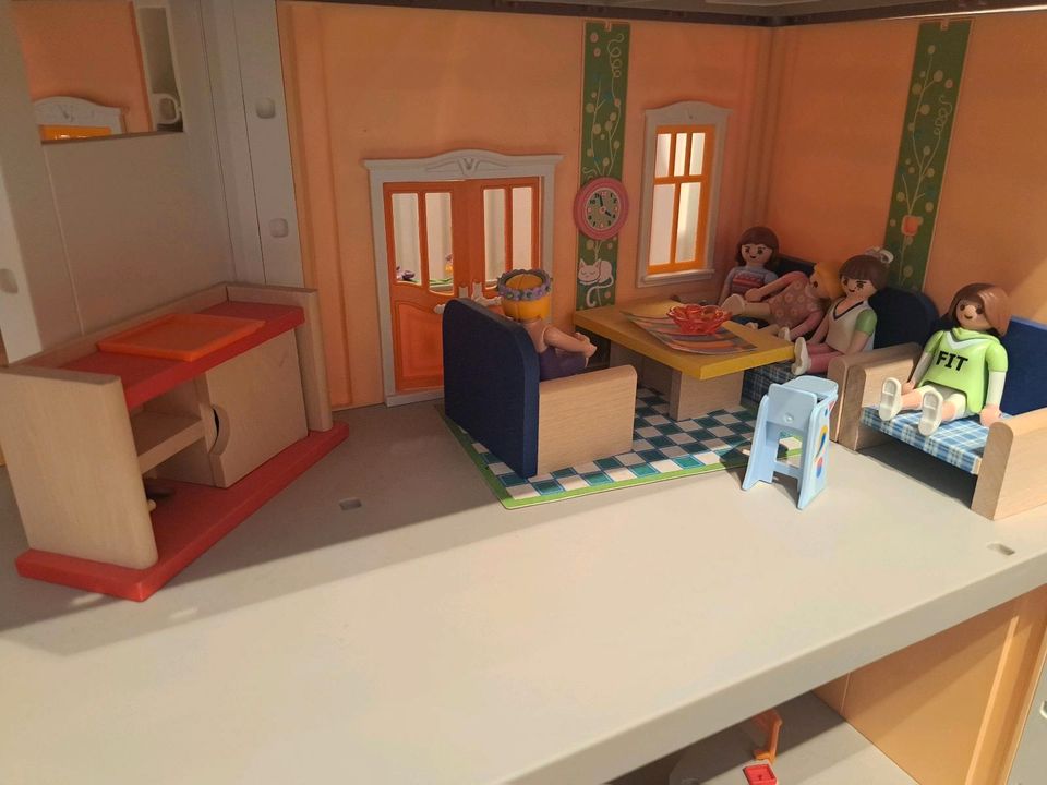 Playmobil Großes Puppenhaus Wohnhaus mit Zubehör in Siegbach