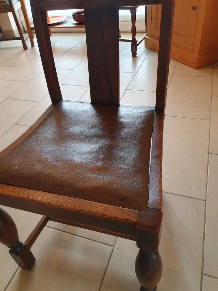 Vollholz Stühle im Kolonial Stil mit Aplikation( 4Stck.vorh.) in Bornheim