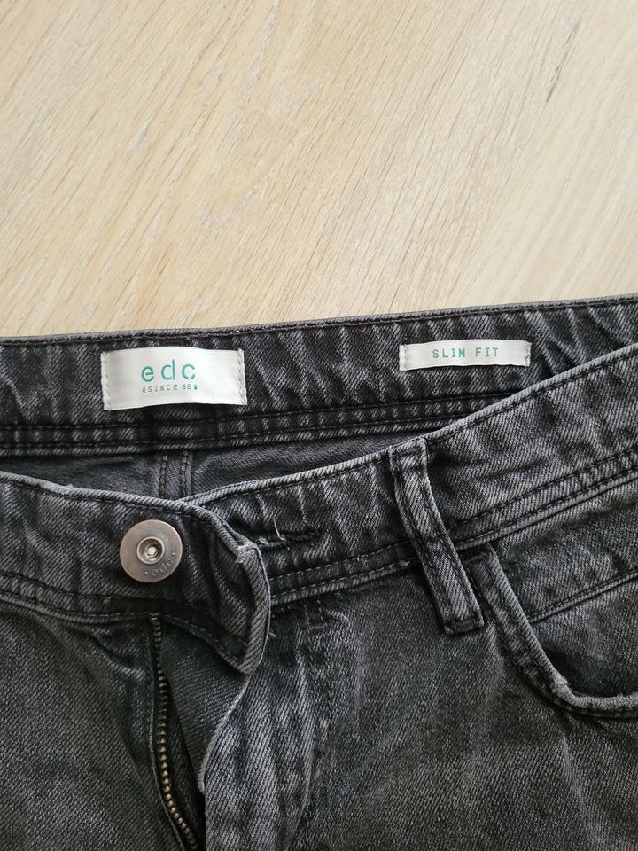 Esprit EDC Jeans Shorts Größe 32 slim fit in Spenge