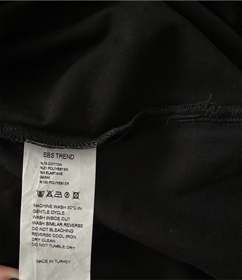 Schwarzes Kleid mit Rüschen mit Netz stretch Gr 42 XL in Nohra