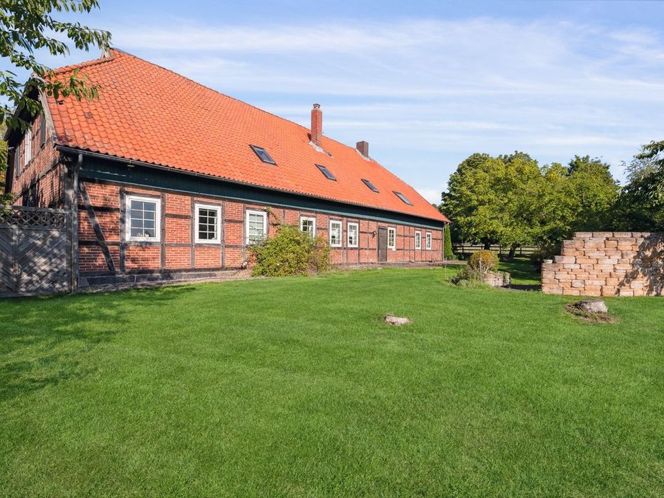 Pferdehof mit Gestüt und Fachwerkhaus im sehr guten Zustand,  2 Stallgebäude, 13 Boxen, Nähe Uelzen in Suhlendorf