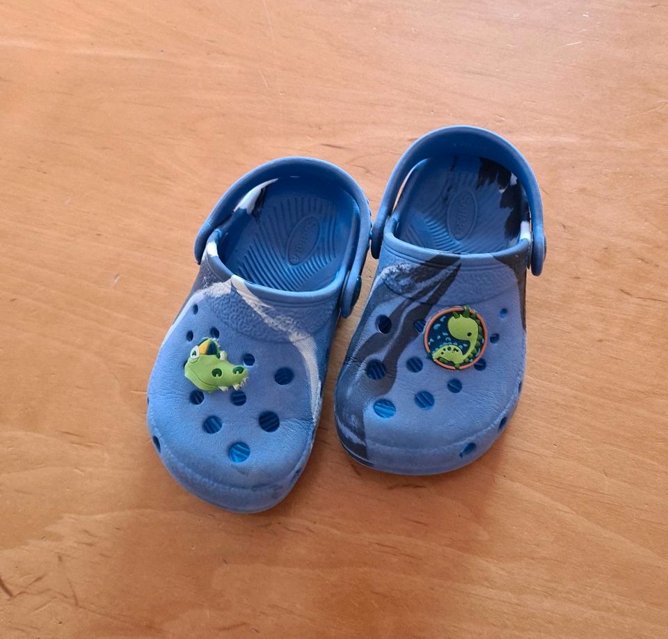 Erste Crocs, Badeschuhe Größe 21 in Wetzlar