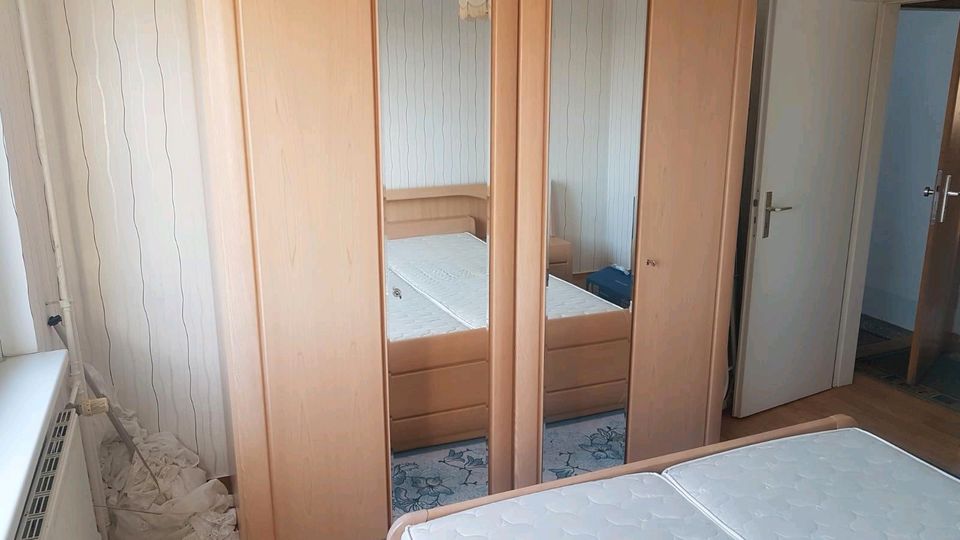Schlafzimmer Doppelbett Bett Kleiderschrank in Schwerin