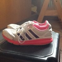 Schöner Kinder Hallen-Turnschuh von Adidas  Gr.33/34 Hessen - Fernwald Vorschau